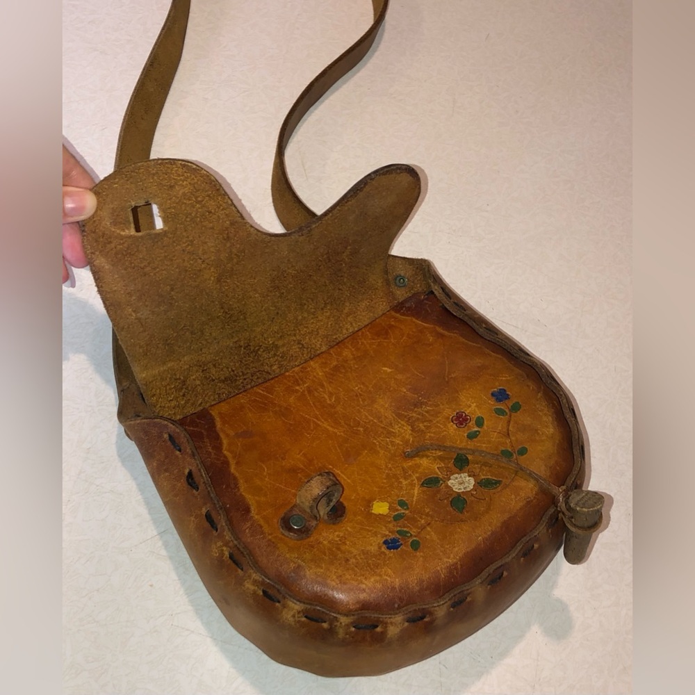 Vintage 70’s Brown Leather Saddle Shoulder Bag with Floral Design - Picture 9 of 12